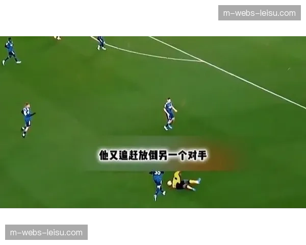 红牌！加的斯球员飞铲犯规，经VAR复核后由黄变红