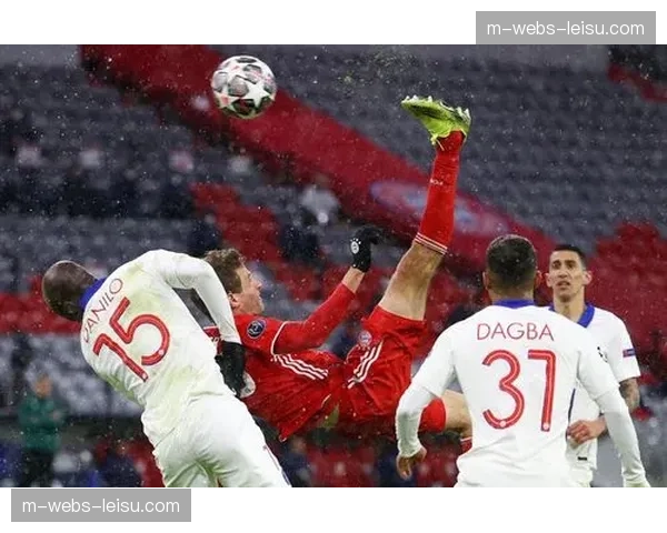 欧冠八强战：拜仁慕尼黑主场2-2战平巴黎圣日耳曼，姆巴佩扳平比分