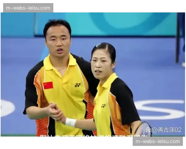 特写:教练席上的张军,在中国队落后时的一次关键战术暂停 特写:教练席上的张军,在中国队落后时的一次关键战术暂停